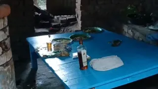 घटनास्थल पर शराब की बोतल और ग्लास। वीडियो ग्रैब
