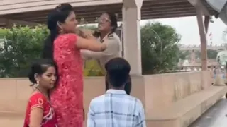 महिला श्रद्धालु और सुरक्षा गार्ड के बीच मारपीट-झूमाझटकी। (वीडियो ग्रैब)
