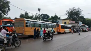 सड़क पर खड़ी बसें।