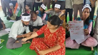 चयनित अभ्यर्थियों ने खून से पत्र लिखा।