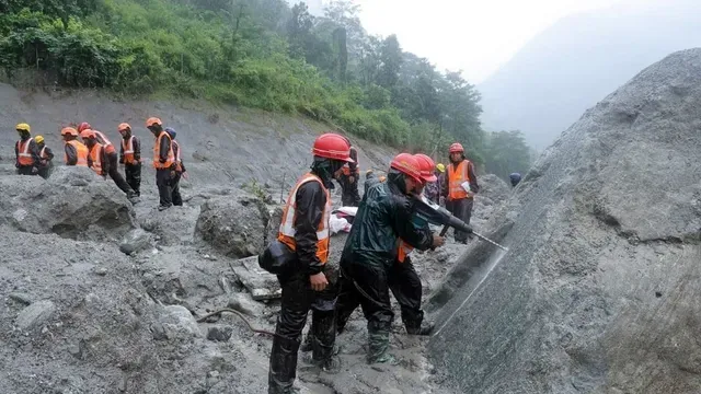 नेपाल में बाढ़ का कहर, हाइड्रो प्रोजेक्ट्स से 900 से अधिक लोग लापता; टनल का 'क्राउन हेड' मिलने के बाद रेस्क्यू ऑपरेशन तेज
