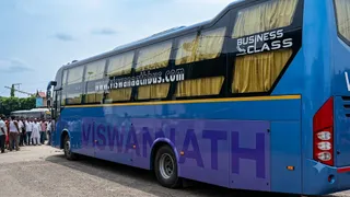 नाबालिग से सामूहिक दुष्कर्म के मामले में नोएडा पुलिस ने दिल्ली पुलिस की थ्योरी पर ही सवाल खड़े कर दिए हैं।