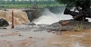 तुलसी जलप्रपात के आसपास उखड़ी रेलिंग। वीडियो ग्रैब