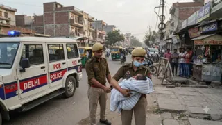 सरिता विहार थाना क्षेत्र में आली मोड़ के पास सड़क किनारे छह-सात दिन का एक नवजात शिशु रोता हुआ मिला।एआई इमेज