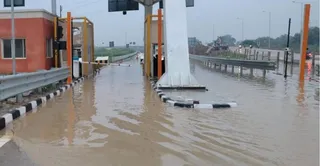 सोनिक के बशीरतगंज स्थित गंगा एक्सप्रेसवे के टोल प्लाजा पर भरा वर्षा के पानी । जागरण