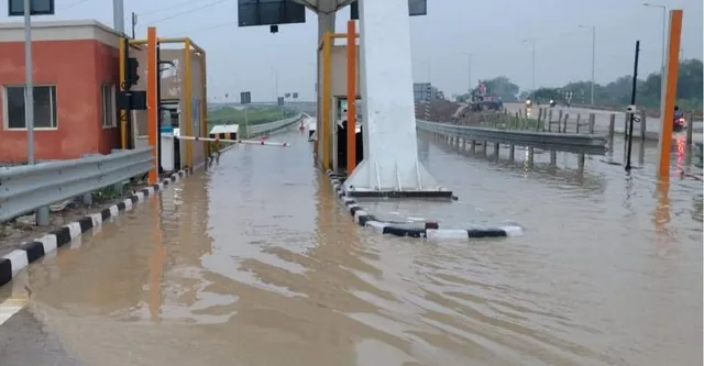 Unnao में गंगा एक्सप्रेसवे में स्वीमिंग पुल, बारिश में टोल व सर्विस लेन में भरा पानी; Video Viral

