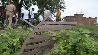 कौशांबी के मनौरी स्थित पटाखा फैक्ट्री में धमाकें के बाद दूर गिरा लोहे एंगल। जागरण