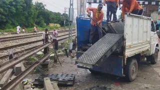 पिकअप से रबर पैड उतारते रेलकर्मी। जागरण