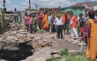 झरिया के लोदगा में गोफ को देखते लोग। (फोटो जागरण)
