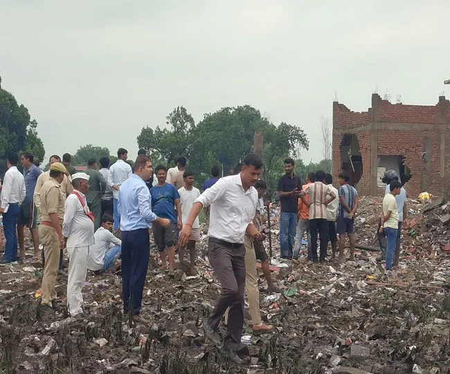 Kaushambi DM SP on spot