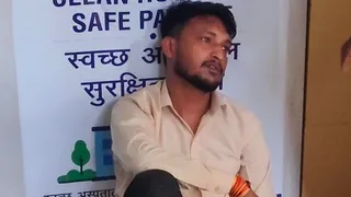 एसआरएन अस्पताल में बैठे अरविंद कुमार।