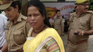 कलक्ट्रेट से महिला को जाती पुलिस।