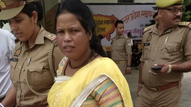 मैनपुरी कलक्ट्रेट में विधवा ने किया आत्मदाह का प्रयास, घर के रास्ते से कब्जा हटाने की है मांग
