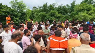 प्रयागराज के मांडा क्षेत्र में कर्णावती नदी में बालिकाओं के डूबने के बाद जुटे ग्रामीण व पुलिस। जागरण