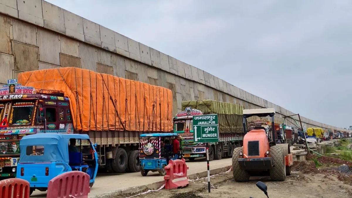 Munger NH 333B 12 Hour Traffic Jam Strands Kanwariyas (2)