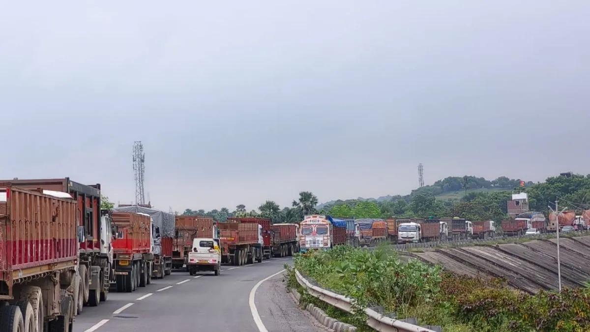 Munger NH 333B 12 Hour Traffic Jam Strands Kanwariyas (5)