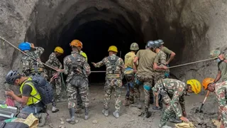 नेपाल बाढ़ के बाद सुरंगों में फंसे 537 लोगों को बचाने की कोशिश जारी