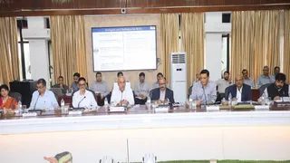 कोयला भवन में बीसीसीएल की समीक्षा करते पीएम के सलाहकार तरुण कपूर और उपस्थित अधिकारी।(फोटो सौजन्य)