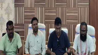 गिरिडीह परिसदन में मारांग बुरू बचाओ संघर्ष मोर्चा के पदाधिकारी। (फोटो जागरण)