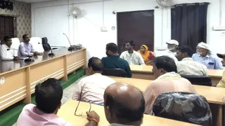 पीडीएस विक्रेताओं को निर्देश देते एसडीओ, व एमओ। सौ. प्रशासन