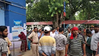 अस्पताल के बाहर लोगों की लगी भीड़। (जागरण)
