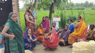 मौतकी वजह से रोते हुए परिवार वाले।