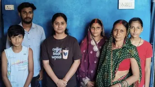 UGC NET Result: यूजीसी नेट परीक्षा में 96.58 पर्सेंटाइल अंक हासिल करने वाली वैष्णवी कुमारी परिजनों के साथ