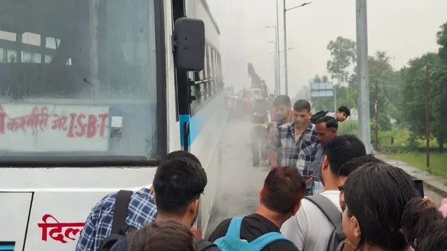देहरादून-दिल्ली एक्सप्रेसवे पर चलती बस के टायर में लगी आग, यात्रियों में मची चीख पुकार; चालक की सतर्कता से टला बड़ा हादसा