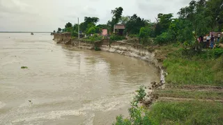 बलिया में गंगा-सरयू कटान से तबाही जारी, सीएम योगी के ऐलान से जगी स्थायी समाधान की आस।