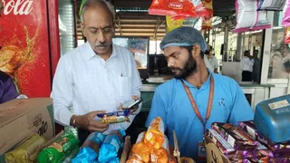 रेलवे स्टेशन के प्लेटफार्म नंबर दो पर स्थित खानपान स्टॉल नंबर 11 पर बिस्किट के पैकेट को जांचते-परखते पूर्वोत्तर रेलवे के महाप्रबंधक उदय बोरवणकर।