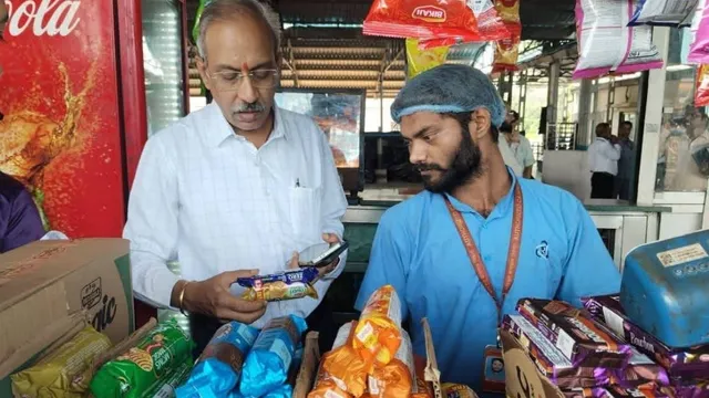 रेलवे GM ने गोरखपुर स्टेशन पर QR कोड से खरीदी बिस्किट, खाने-पीने की स्टॉलों पर देखी साफ-सफाई
