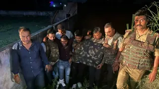 मुठभेड़ में गिरफ्तार ट्रक चालक को पकड़ने वाली टीम।