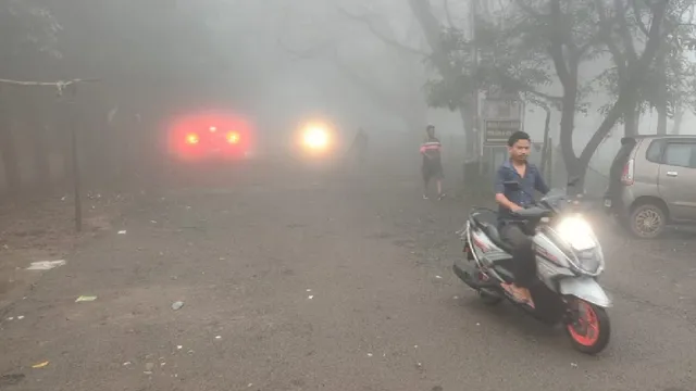 10 मीटर दूर भी देखना नामुमकिन! घने कोहरे की चादर में लिपटा किरीबुरू, दिन में जलानी पड़ रही वाहनों की लाइटें
