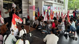 पंजाबी यूनिवर्सिटी में वीसी कार्यालय के बाहर बैठे स्टूडेंट्स।