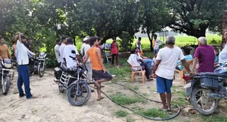 मृतक कल्लू के घर के बाहर मौजूद लोग। जागरण