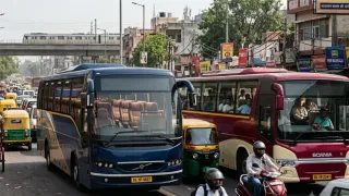 दिल्ली में प्राइवेट बसों का लेकर नियम बदले। फोटो: एआई जनरेटेड