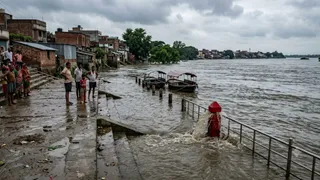भागलपुर में गंगा का जलस्तर खतरे के निशान से ऊपर, निचले इलाकों में बढ़ेगी परेशानी (AI Generated Image)