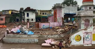 Chitrakoot Floods: कभी श्रद्धालुओं से गुलजार रहने वाले चित्रकूट में दहशत,  बाढ़ में बह गई पर्यटन की रौनक - chitrakoot floods panic grips pilgrimage  town for floodwaters devastate ...