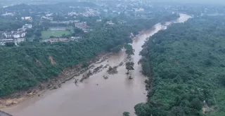 मध्य प्रदेश के चित्रकूट क्षेत्र के रजौला चौराहा से हनुमान धारा होकर कर्वी को जोड़ने वाले मोहकमगढ़ के पास बने पुल से मंदाकिनी की बाईं ओर दिख रहे निर्माण व नदी की धारा। धीरज गुप्ता