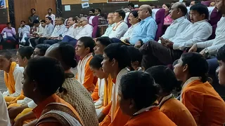 प्रयागराज में आयोजित समारोह में उपस्थित शिक्षा विभाग के अधिकारी व संस्कृत विद्यालयों के विद्यार्थी। जागरण