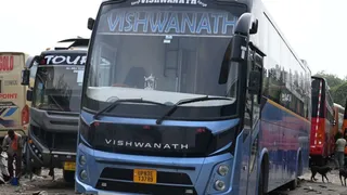 यूपी नंबर की इसी स्लीपर बस में नाबालिक के साथ हुआ था सामूहिक दुष्कर्म। जागरण
