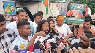 मीडिया से बात करते देवेंद्र महतो। (जागरण)