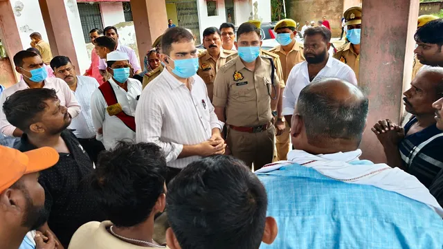 कौशांबी में अवैध पटाखा फैक्ट्री के धमाके के पीड़ितों के परिवार के लोगों का हाल लेते कौशांबी के डीएम व एसपी। जागरण