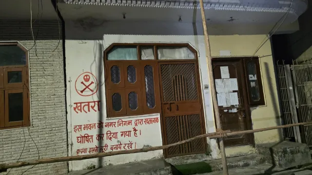 रोहिणी में 3 मंजिला मकान पर लगी 'लक्ष्मण रेखा', जानिए क्यों MCD को लिखना पड़ा डेंजर जोन
