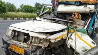 पलवल में दुर्घटनाग्रस्त मैनपुरी से गई मैक्स पिकअप।