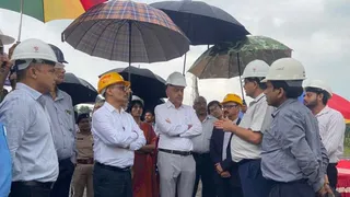 मुनीडीह में सीबीएम प्रोजेक्ट के बाबत जानकारी प्राप्त करते पीएम के सलाहकार तरुण कपूर। (फोटो जागरण)