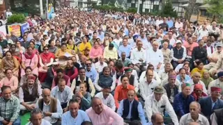 शिमला के चौड़ा मैदान में प्रदर्शन करते पेंशनर्स। जागरण