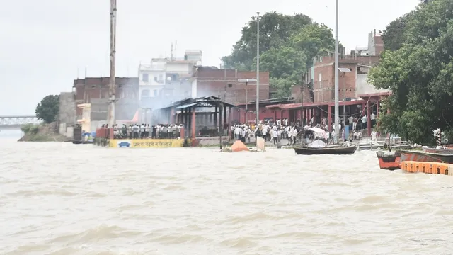 प्रयागराज में गंगा-यमुना का रौद्र रूप, सैकड़ों लोग बेघर