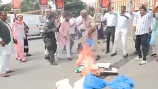 दिल्ली में कांग्रेस नेता उदित राज आरएसएस मुख्यालय के बाहर हिरासत में।