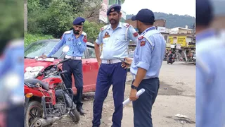 फर्जी नंबर प्लेट का खेल पकड़ा, मोटरसाइकिल जब्त।